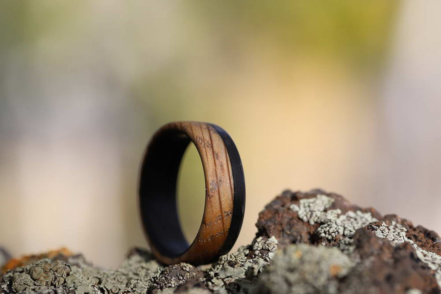 Men's whiskey barrel ring with carbon fiber on the rocks